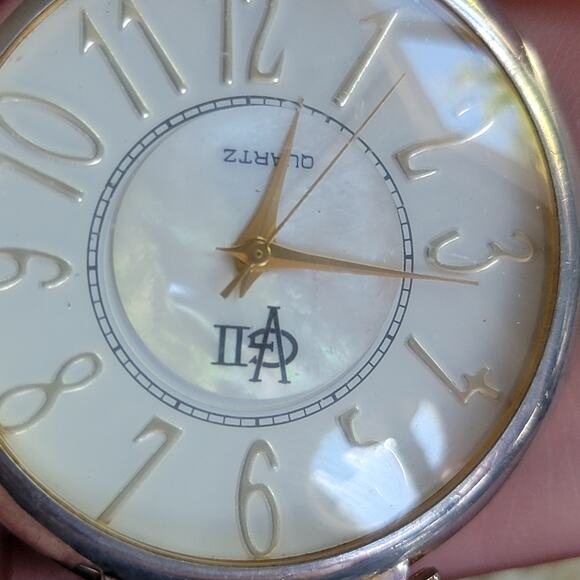 Vintage Watches ISA Gold Numerals Mother of Pearl Dial Quartz Womens Watch - Picture 9 of 10